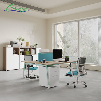 Деревянное офисное рабочее место с открытым пространством, запирающимися ящиками и настраиваемыми опциями для нужд бизнеса